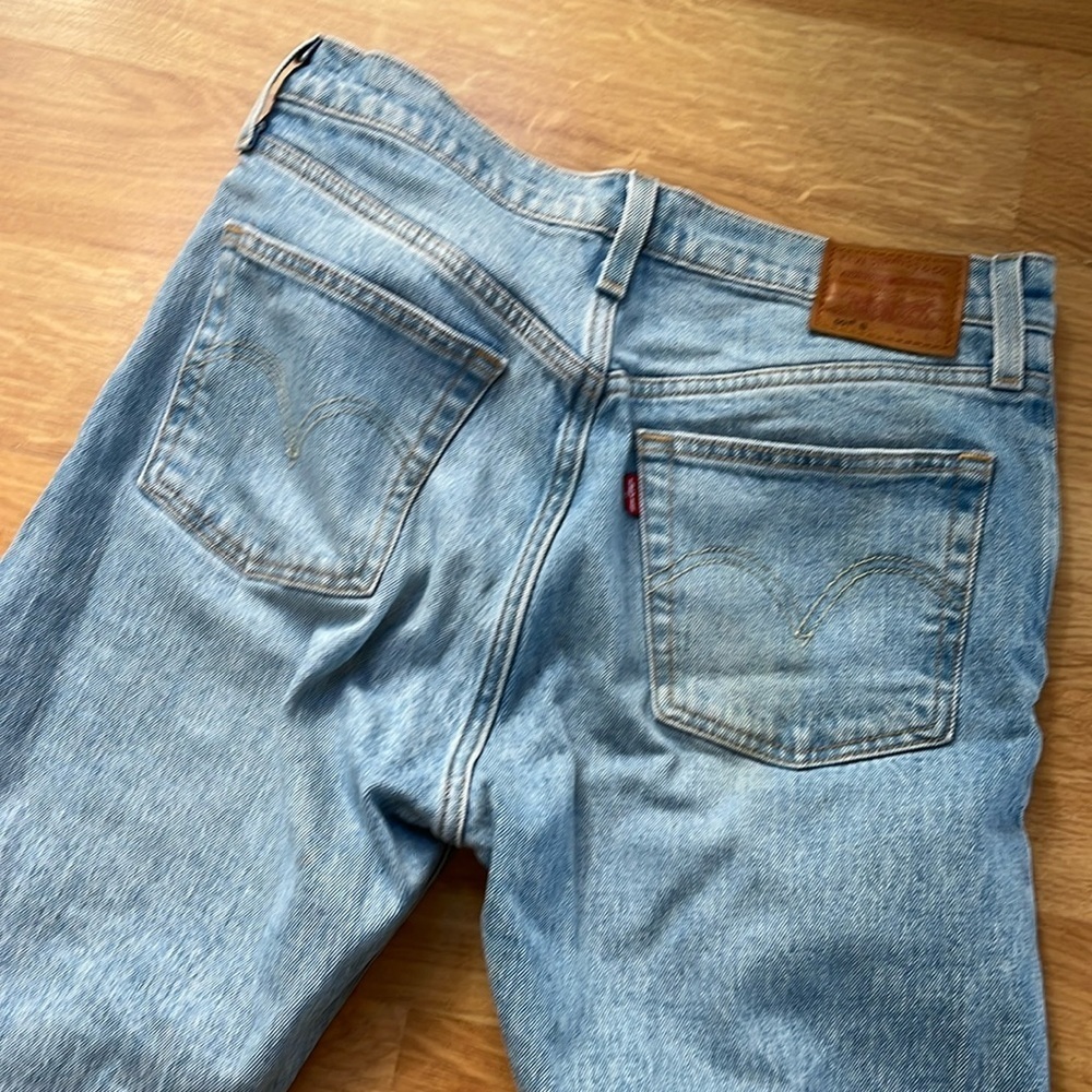 Levi’s skinny jeans size 28 32” inseam light wash gently worn cute !